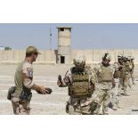 L'adjudant Pierre distribue des munitions aux soldats irakiens du 106e bataillon d'artillerie à Bagdad, en Irak.