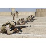 Des soldats irakiens du 106e bataillon d'artillerie suivent une séance d'instruction au tir à Bagdad, en Irak.