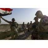 Les instructeurs Marcus et Geoffrey du 93e régiment d'artillerie de montagne (93e RAM) encadrent des artilleurs irakiens à Besmayah, en Irak.