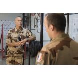 Le général de brigade aérienne Stéphane Dupont visite les installations sportives de la Task Force Monsabert avec le colonel Thomas Noizet à Bagdad, en Irak.