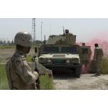 Des soldats simulent l'explosion d'un engin explosif improvisé (EEi ou IED) contre un véhicule blindé Humvee à Bagdad, en Irak.