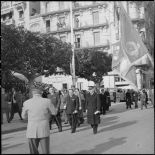 Revue des troupes du 9e régiment de zouaves (RZ) par le gouverneur général Robert Lacoste accompagné d'autorités à Alger.