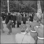 Salut au drapeau du 9e régiment de Zouaves (RZ) par le gouverneur général Robert Lacoste accompagné d'autorités à Alger.<br>