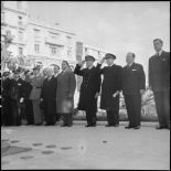Minute de silence au monument aux morts d'Alger lors d'une commémoration en présence de Robert Lacoste, gouverneur général d'Algérie.