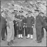 Instructeur commando montrant au vice-amiral Mariani un noeud de huit utilisé pour les exercices d'escalade des fusiliers du camp Sirocco.