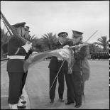 Décoration du drapeau des fusiliers-marins du centre Sirocco par le vice-amiral Mariani.