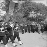 Défilé du drapeau des fusiliers-marins cloturant une prise d'armes au centre Sirocco.