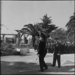 Le général Frandon, commandant la 5e région aérienne (RA) après le salut au drapeau lors d'une prise d'armes dans le quartier La Redoute à Alger.