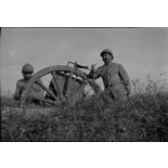 [Deux soldats posant accoudés sur une roue de canon, s.d.]