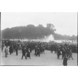 [Foule réunie à la sortie du château de Versailles lors de la signature du traité de paix, 28 juin 1919.]