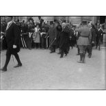 [Geroges Clemenceau saluant la foule à la sortie de la séance de signature du traité de paix, Versailles, 28 juin 1919.]