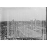 [Surimpression d'une affiche pour l'Union Sacrée et d'une vue de la place de la Concorde le jour du défilé de la Victoire,1919.]
