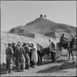 Contrôles des laissez-passer des habitants de la région de Khemis par des éléments du 22e régiment d'infanterie coloniale (RIC) .