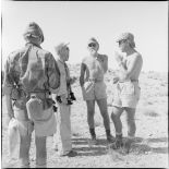 Le lieutenant-colonel Bigeard du 3e régiment de parachutistes coloniaux (RPC) en conversation avec des pilotes d'hélicoptères.