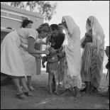 Une infirmière soignant un petit garçon, près de Ténès.
