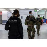 Des soldats mènent une patrouille au côté d'un agent de protection de la sécurité aéroportuaire à Orly.