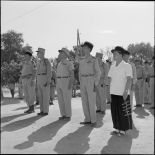 Le général Vanuxen et les officiers sont au garde-à-vous pendant le défilé du 47e BI.