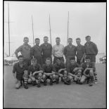 L'équipe de football de marine de Bône pose sur le port.