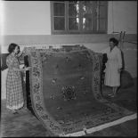 Présentation d'un tapis manufacturé à Tlemcen.