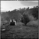Un soldat du 2/51e régiment d'infanterie (RI) prépare le café.
