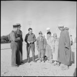 Le lieutenant et le capitaine de la 5e compagnie de passage de la Légion étrangère (CPLE ) avec le caïd Zeribet el Oued et les fils d' Adjoul-Adjoul.
