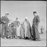 Le lieutenant d'Arbonmont accompagné d'officiers de l'opération de recherche d'Adjoul-Adjoul, du bachaga et d'enfants de Zeribet El Oued.