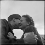 Un caporal embrasse une jeune femme sur le port de Bône avant d'embarquer à bord du Président de Cazalet.