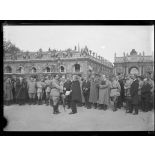 Nancy, visite du général polonais Haller. Place Stanislas, le général serre la main de M. Mirman qui vient de terminer son discours. [légende d'origine]