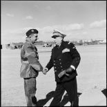 Le général de brigade Gilles accueille le vice-amiral d'escadre Barjot lors d'une cérémonie du 11 novembre au camp X (Chypre).