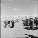 Le vice-amiral d'escadre Barjot passe les parachutistes en revue lors d'une cérémonie du 11 novembre au camp X (Chypre).