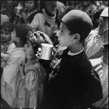 Enfants buvant du lait à Khanga-Sidi-Nadji.