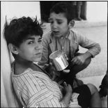 Enfants buvant du lait à Khanga-Sidi-Nadji.