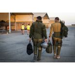 Des pilotes Rafale s'apprêtent à partir en mission sur la base aérienne projetée (BAP) en Jordanie.