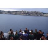 La vie à bord du ferry affrété Danielle Casanova durant la traversée vers Toulon.
