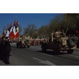 Des Peugeot P4 du 2e REI (régiment étranger d'infanterie) défilent dans les rues au retour de la division Daguet à Nîmes.
