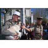 Le lieutenant-colonel Yves Derville, chef de corps du 2e REI  (régiment étranger d'infanterie), salue le chien Scud, mascotte de l'unité, dans les bras d'un légionnaire devant les grilles du quartier Colonel de Chabrières.