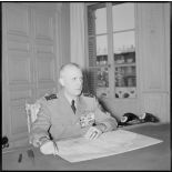 Portrait du général d'armée Raoul Salan, assis derrière son bureau.