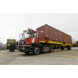 Un camion semi-remorque du 519e groupe de transit maritime (519e GTM) achemine des containers sur le port de Toulon.