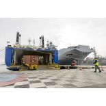 Chargement de containers à bord du cargo roulier MN Eider dans le port de Toulon.