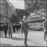 Robert Lacoste, ministre de l'Algérie, et sa délégation dans les rues d'Alger.