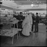 Femmes voilées dans un supermarché d'Alger.