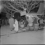 Un marchand d'huîtres dans une rue d'Alger le 1er janvier 1958.