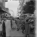 La foule dans une rue de Bab El Oued le 1er janvier 1958.
