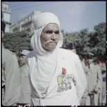 Portrait d'un ancien combattant musulman portant ses décorations. [Titre d'origine]
