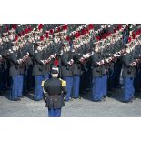 Troupes du régiment d'infanterie de la garde républicaine sur les rangs pour les honneurs lors de la cérémonie du 14 juillet 2011.