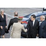 Arrivée du premier ministre François Fillon et de son épouse Pénélope, salués par Gérard Longuet, Marc Laffineur et le général Dary lors de la cérémonie du 14 juillet 2011.
