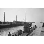 De retour de croisière, le sous-marin U-553 se rapproche du port de Saint-Nazaire, une partie de l'équipage est sur le pont.