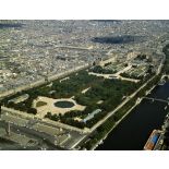 Paris 1er. Les Jardins des Tuileries et le Palais du Louvre.