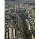 Paris 15e. Vue d'ensemble de la gare Montparnasse et des nouveaux aménagement Maine Montparnasse (construction de la tour).