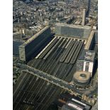 Paris 15e. Maine Montparnasse. Vue d'ensemble de la gare Montparnasse et des nouveaux aménagements (construction de la tour).